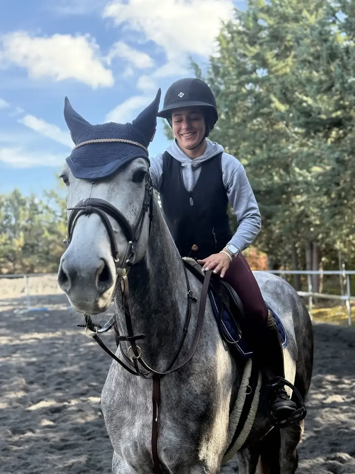 Adriana Villanueva Diez, fundadora de AV Sport Horses, sonriendo a caballo en la pista
